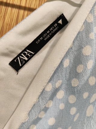 Vestido Zara celeste topos blancos