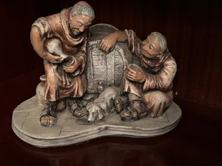 Figura Monjes Cerveceros con Barril y Perro