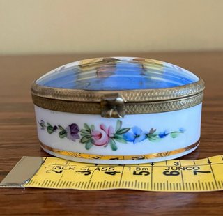 Cajita vintage de porcelana pintada a mano