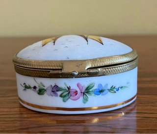 Cajita vintage de porcelana pintada a mano