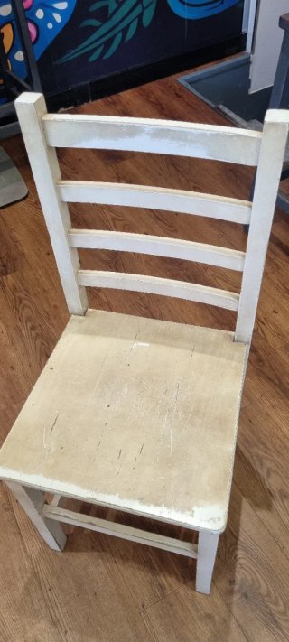 Sillas de madera blancas