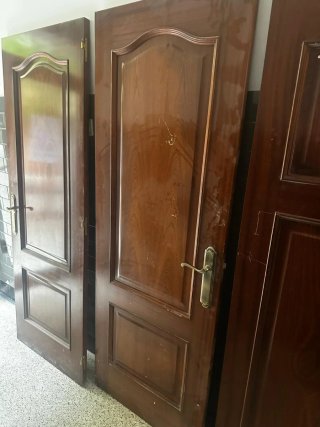 Puerta de madera con cristal