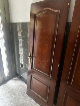 Puerta de madera con cristal