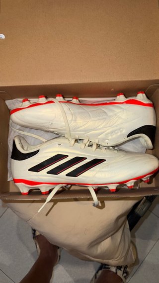 Zapatos de fútbol Adidas Talla 9.5 (42.5)