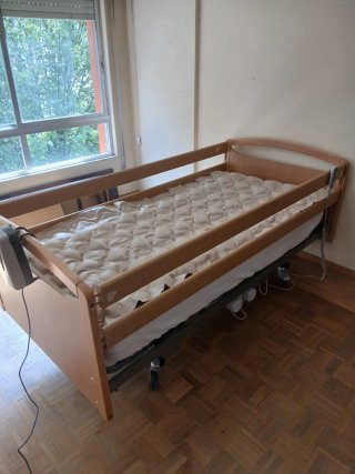 Cama médica de madera y plástico