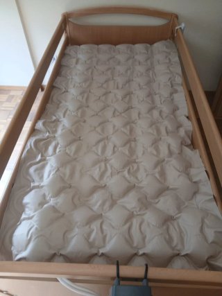 Cama médica de madera y plástico