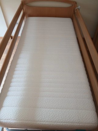 Cama médica de madera y plástico