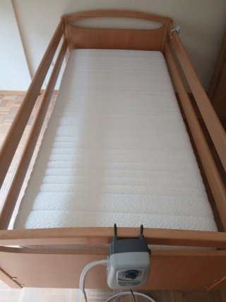 Cama médica de madera y plástico