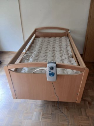 Cama médica de madera y plástico