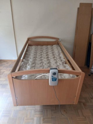 Cama médica de madera y plástico