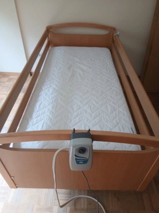 Cama médica de madera y plástico