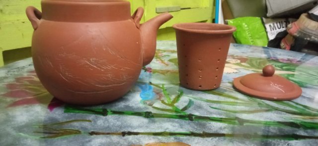 Tetera de barro terracota con infusor