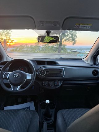 Toyota Yaris 2014 VVT-i con pegatina C