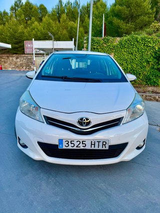 Toyota Yaris 2014 VVT-i con pegatina C