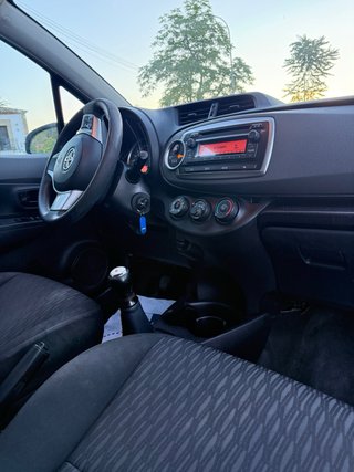 Toyota Yaris 2014 VVT-i con pegatina C