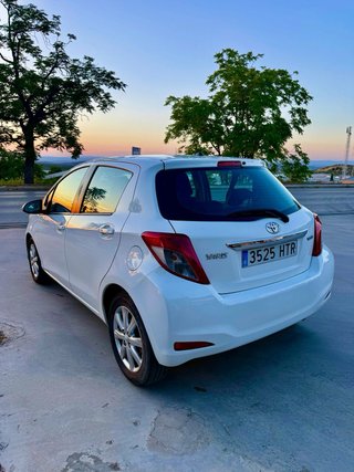 Toyota Yaris 2014 VVT-i con pegatina C