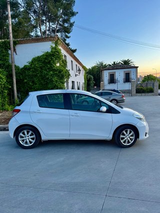 Toyota Yaris 2014 VVT-i con pegatina C