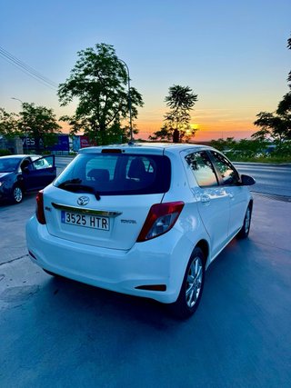 Toyota Yaris 2014 VVT-i con pegatina C