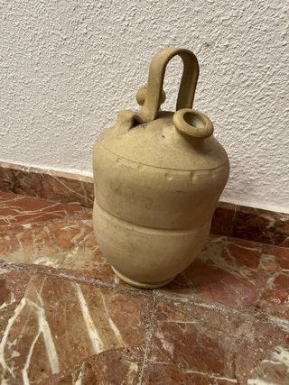 Botijo de barro antiguo