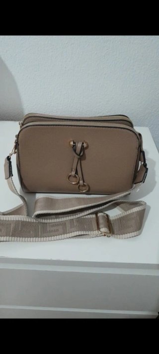 Bolso bandolera beige con correa ancha