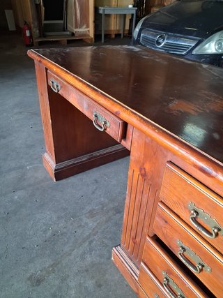 Scrivania in legno marrone