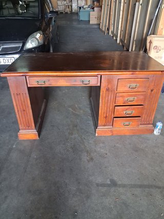 Scrivania in legno marrone
