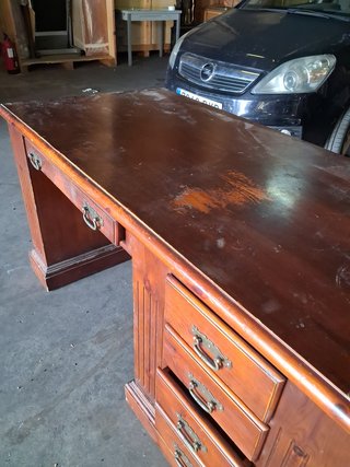 Scrivania in legno marrone