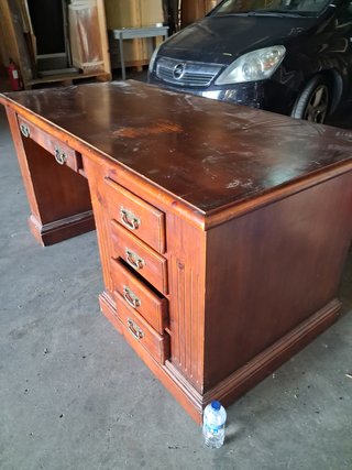 Scrivania in legno marrone