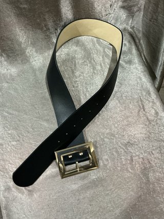 Cintura Nera con Fibbia Dorata