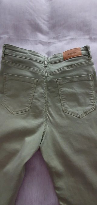 Conjunto Stradivarius Pantalón Verde y Camisa