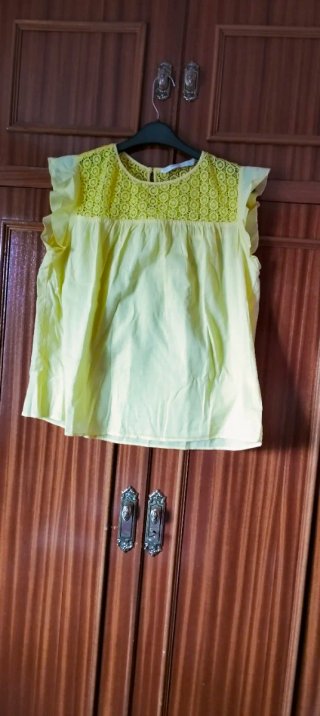 blusa arriba, delante y detrás calado muy bonito