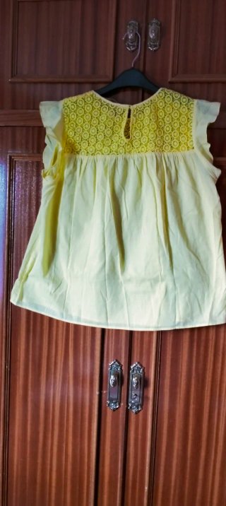 blusa arriba, delante y detrás calado muy bonito