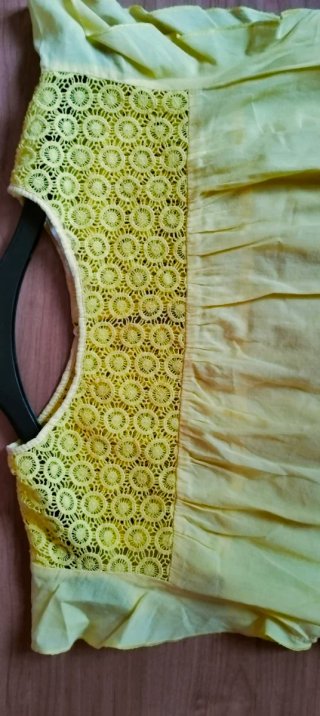 blusa arriba, delante y detrás calado muy bonito