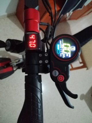 Patinete Eléctrico Negro y Rojo