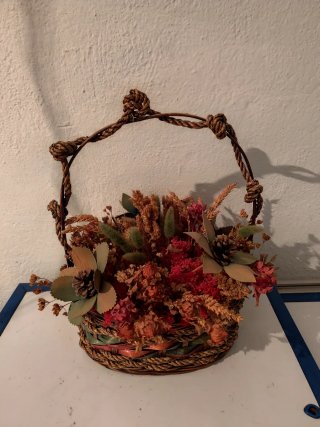 Cesta antigua de flores secas