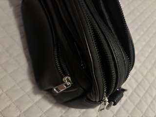 Bolso negro con cremallera
