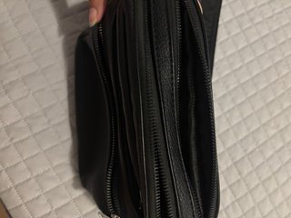 Bolso negro con cremallera