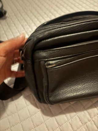 Bolso negro con cremallera
