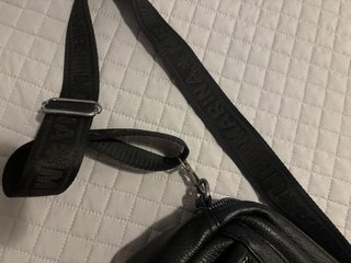 Bolso negro con cremallera