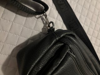 Bolso negro con cremallera