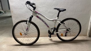 Bicicleta de montaña blanca y morada