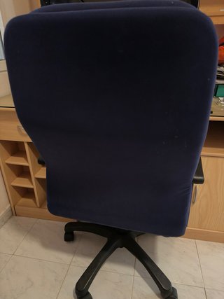 Silla de oficina ergonómica azul