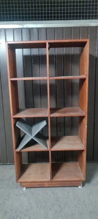 Estantería de madera maciza