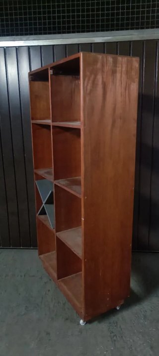 Estantería de madera maciza