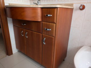 Conjunto Mueble de Baño que incluye lavabo y grifo