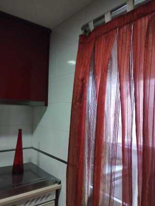 Cortina de cocina roja y transparente