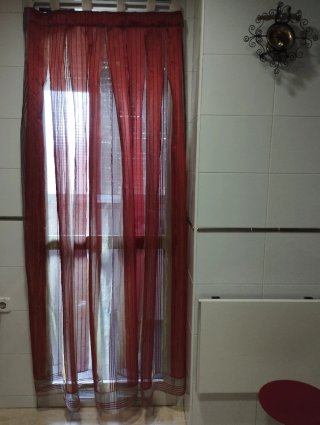 Cortina de cocina roja y transparente