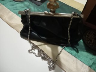 Bolso de fiesta negro con cadena plateada