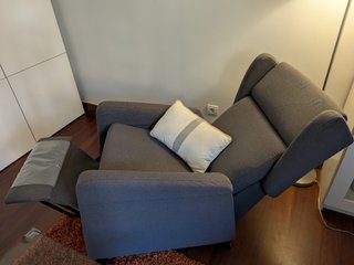 Sillón reclinable gris tela