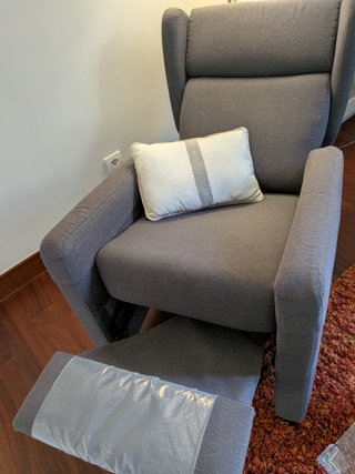 Sillón reclinable gris tela